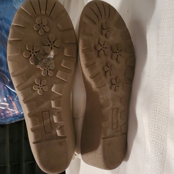 Size 4 Gymboree opal white boots - Picture 6 of 14